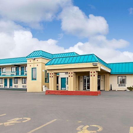 Econo Lodge Utica Luaran gambar