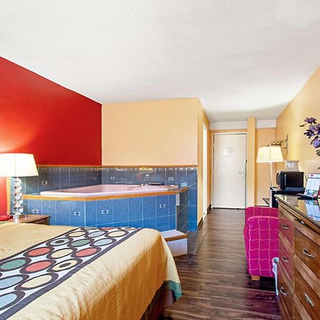 Econo Lodge Utica Luaran gambar