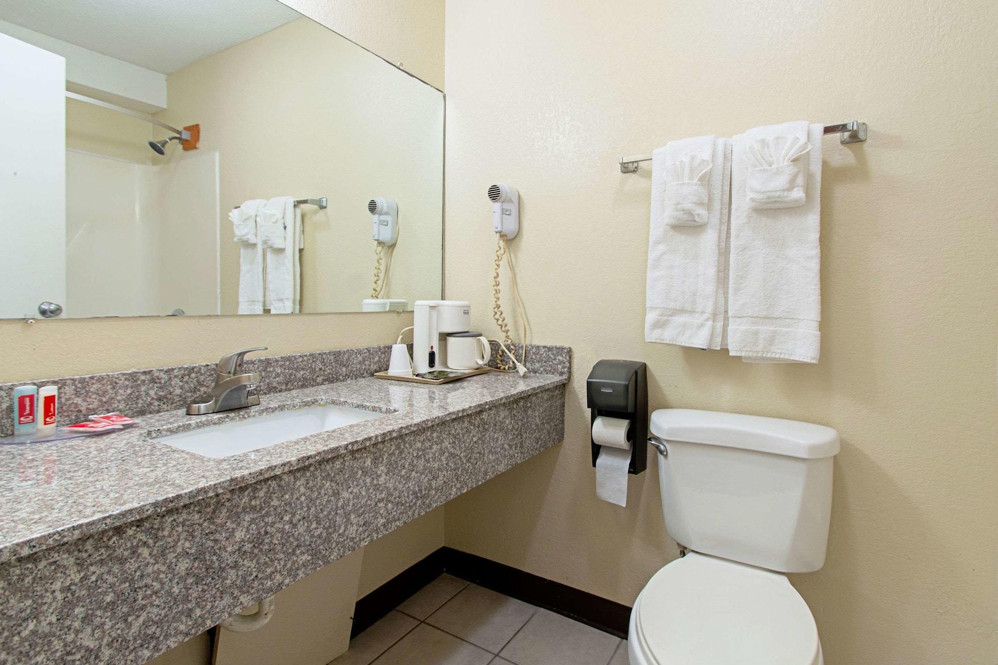 Econo Lodge Utica Luaran gambar