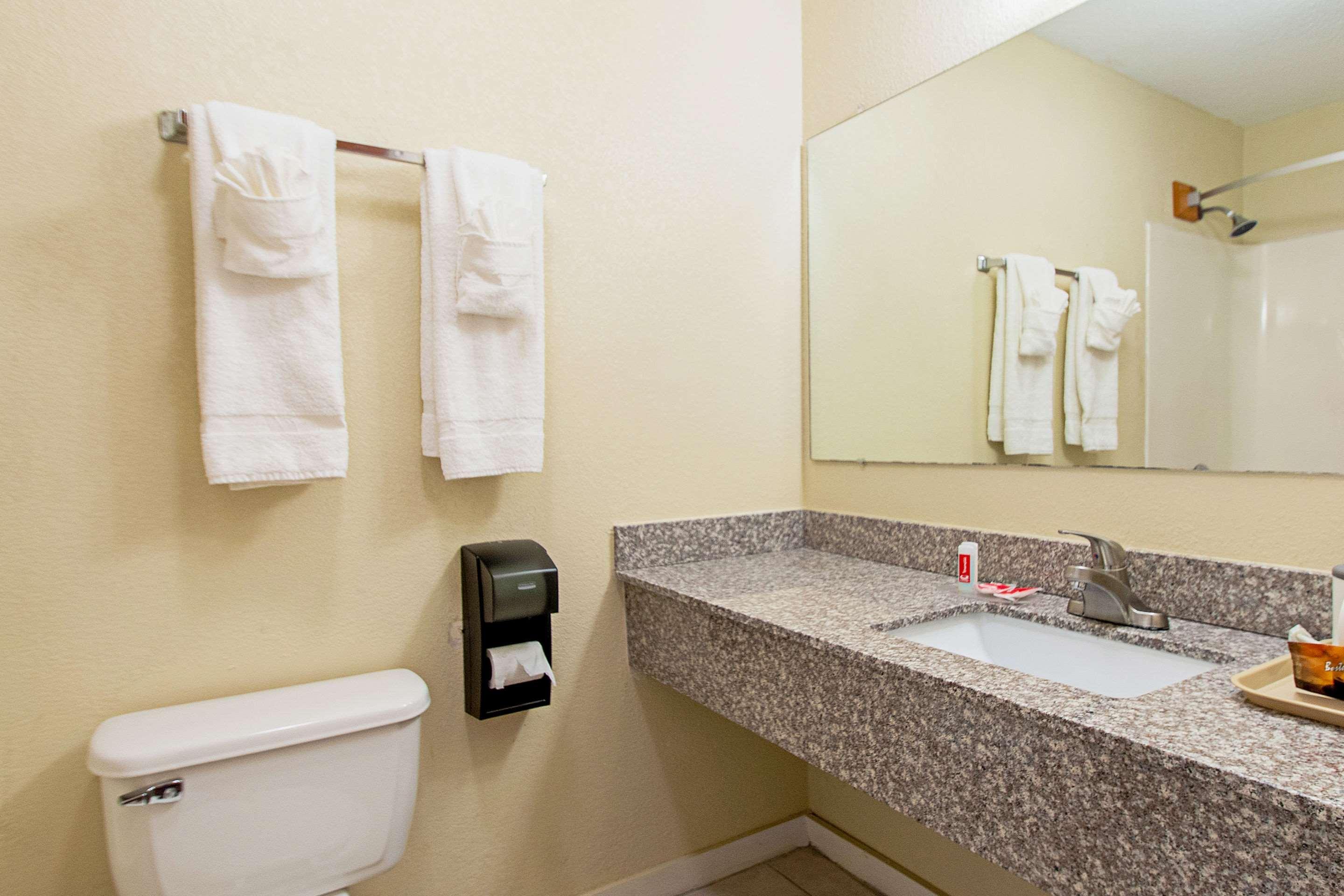 Econo Lodge Utica Luaran gambar