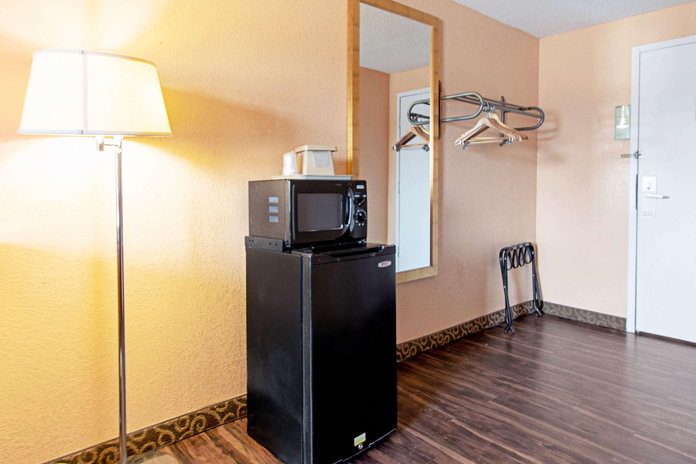 Econo Lodge Utica Luaran gambar