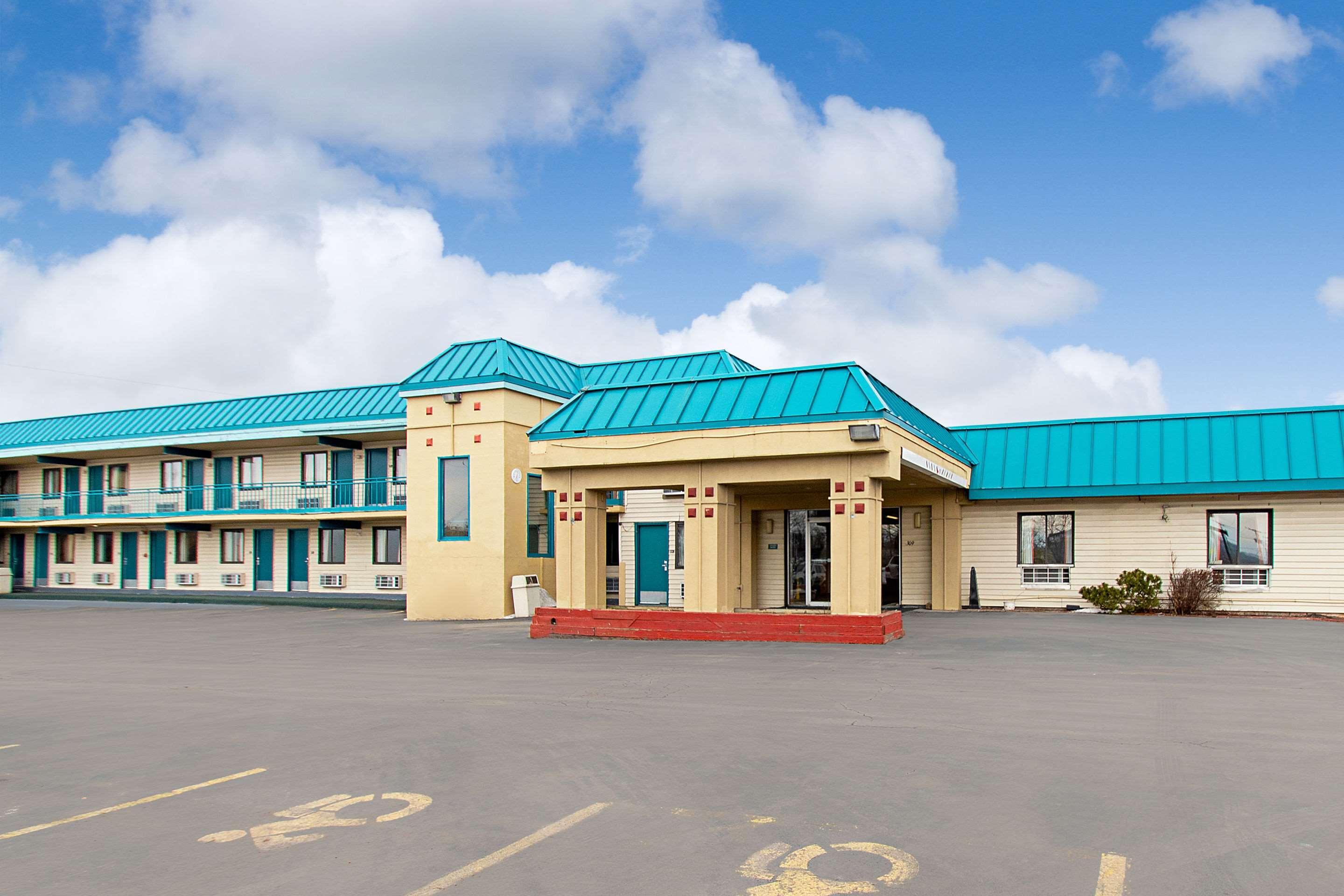 Econo Lodge Utica Luaran gambar