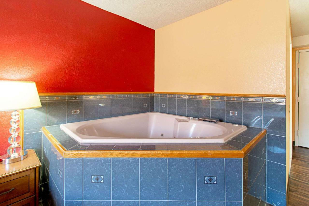 Econo Lodge Utica Luaran gambar